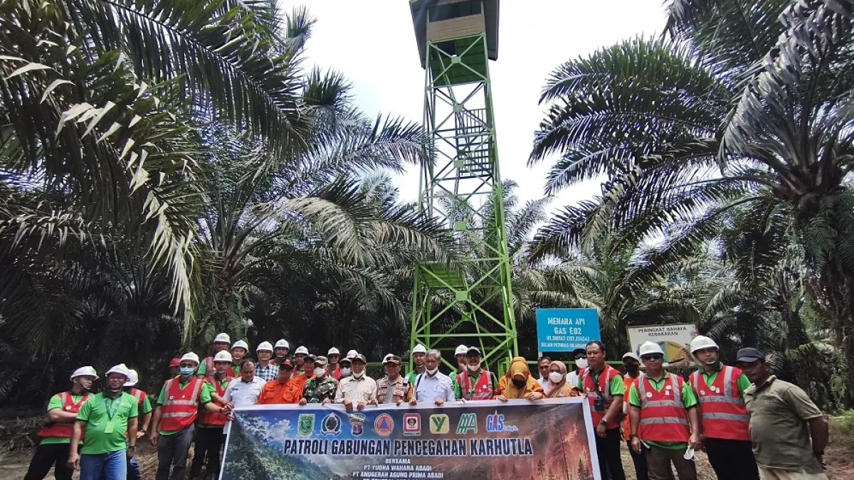 HADAPI KARHUTLA: Camat Kelay Muhammad Saleh bersama stakeholders terkait melakukan patroli gabungan di kebun PT Yudha Wahana Abadi untuk melihat kesiapan perusahaan menghadapi musim kemarau. NUGROHO PANDU CAHYO/KP