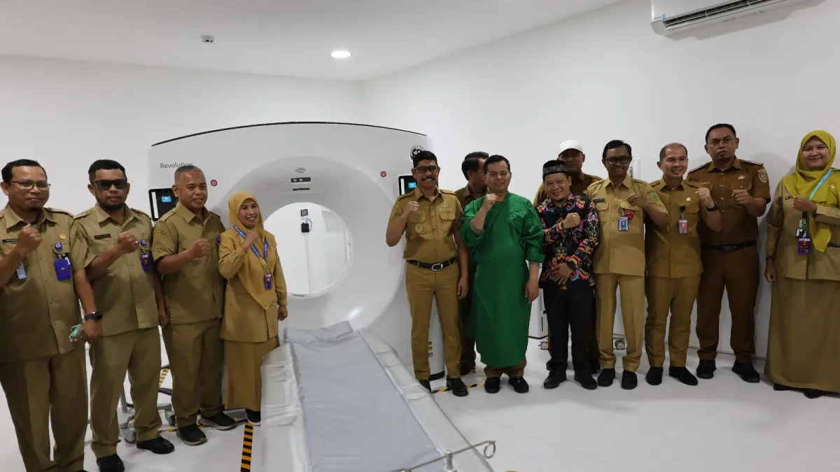 JAJAL CT SCAN: Sekretaris Kabupaten (Sekkab) PPU, H Tohar, menjadi orang kali pertama yang menjajal CT Scan di RSUD RAPB PPU.(IST)