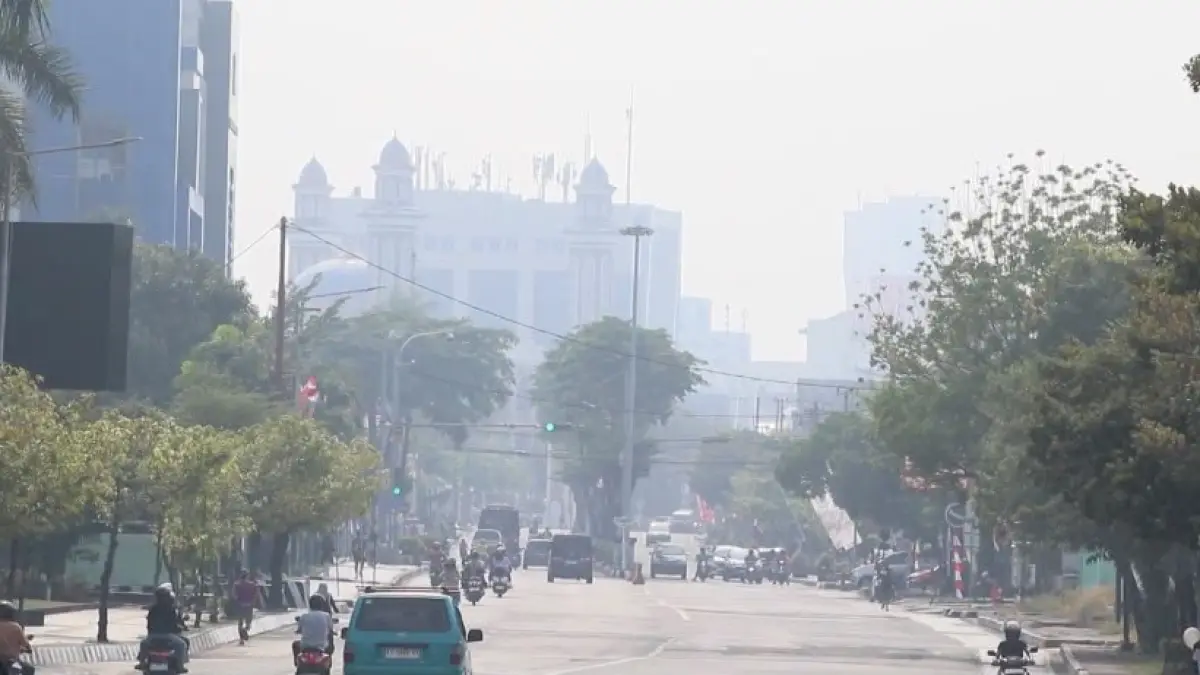 Kabut asap di Balikpapan. (FOTO AINUR/KALTIM POST)