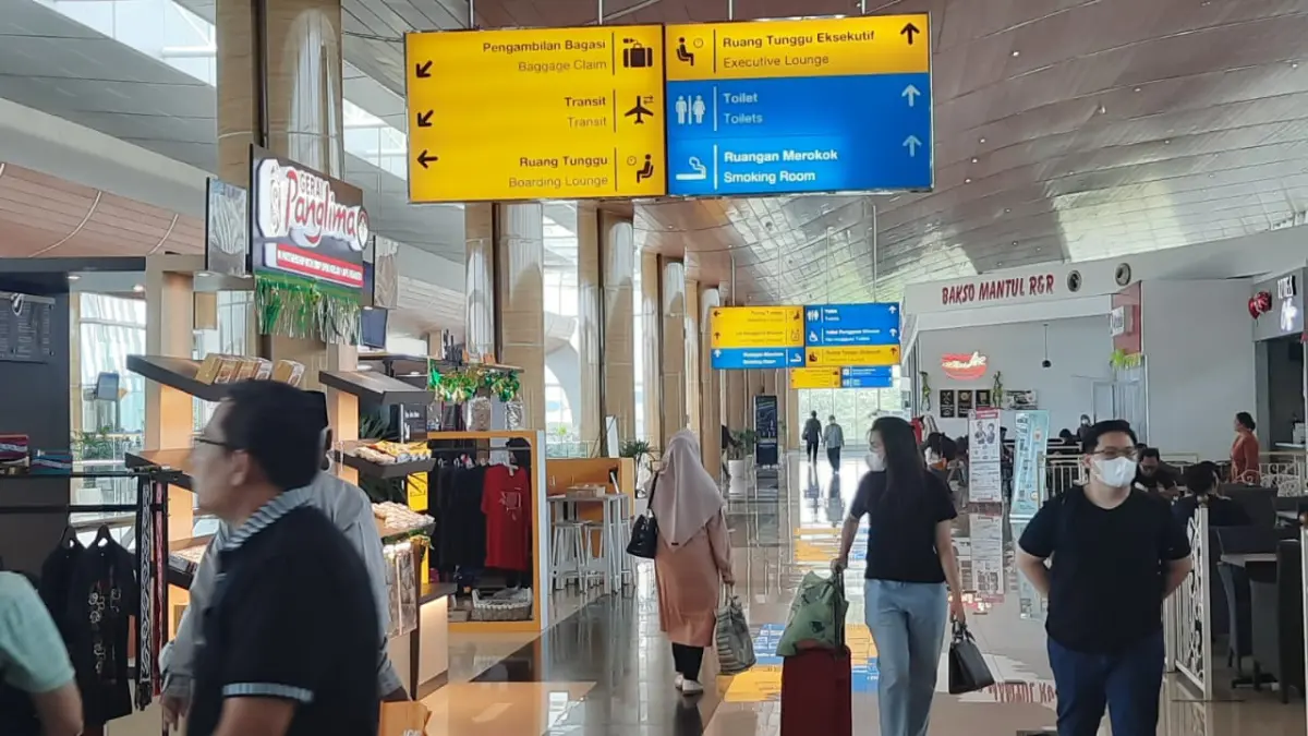 KEADAAN KAHAR: Beberapa penumpang terlihat masih beraktivitas di Bandara APT Pranoto, Kecamatan Samarinda Utara, Minggu (6/9).