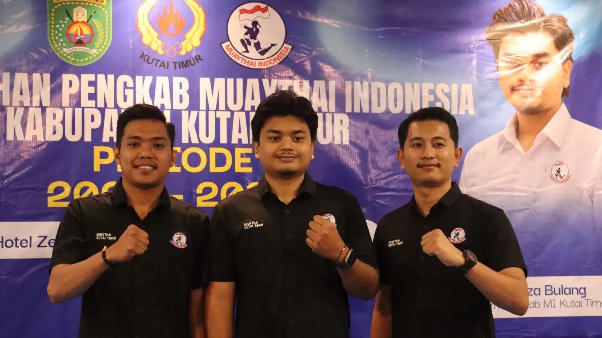 KEJAR TARGET: Alief Fahreza Bulang (tengah) usai terpilih sebagai Ketua Pengcab Muaythai Indonesia Kutai Timur periode 2026–2030. (Jufriadi/KP)