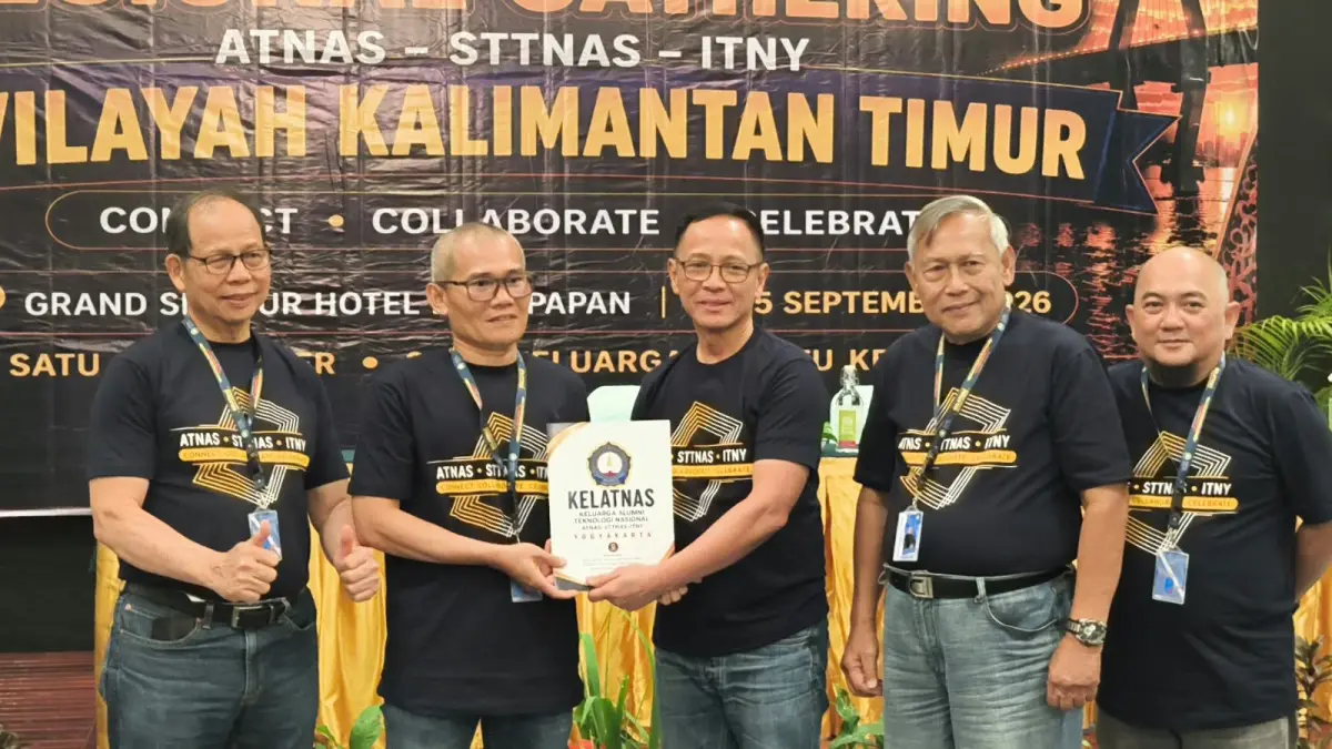 Ketua Umum Kelatnas Yunus (tengah) memberikan mandat kepada Katono, alumni Jurusan Taknik Geologi tahun 1999 (dua kiri) yang dipercaya menahkodai Korwil Kelatnas Kaltim periode 2026-2031.

&nbsp;