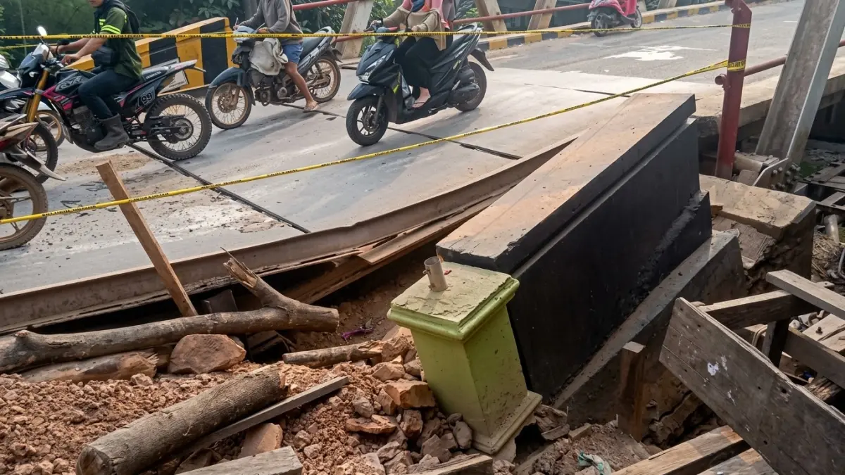 Kondisi pelat besi lintasan sementara Jembatan Lembak, Bengalon, yang kembali turun dan rusak setelah dilalui kendaraan berat. (IST)

&nbsp;