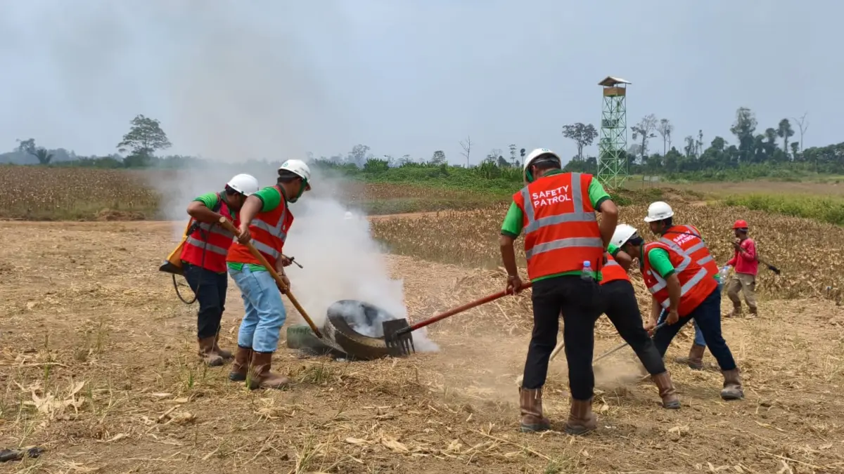 LATIHAN: Para penjaga api dari perusahaan Triputra Agro Persada (TAP) Grup di Kecamatan Kelay melakukan simulasi pemadaman api di hadapan para Muspika.