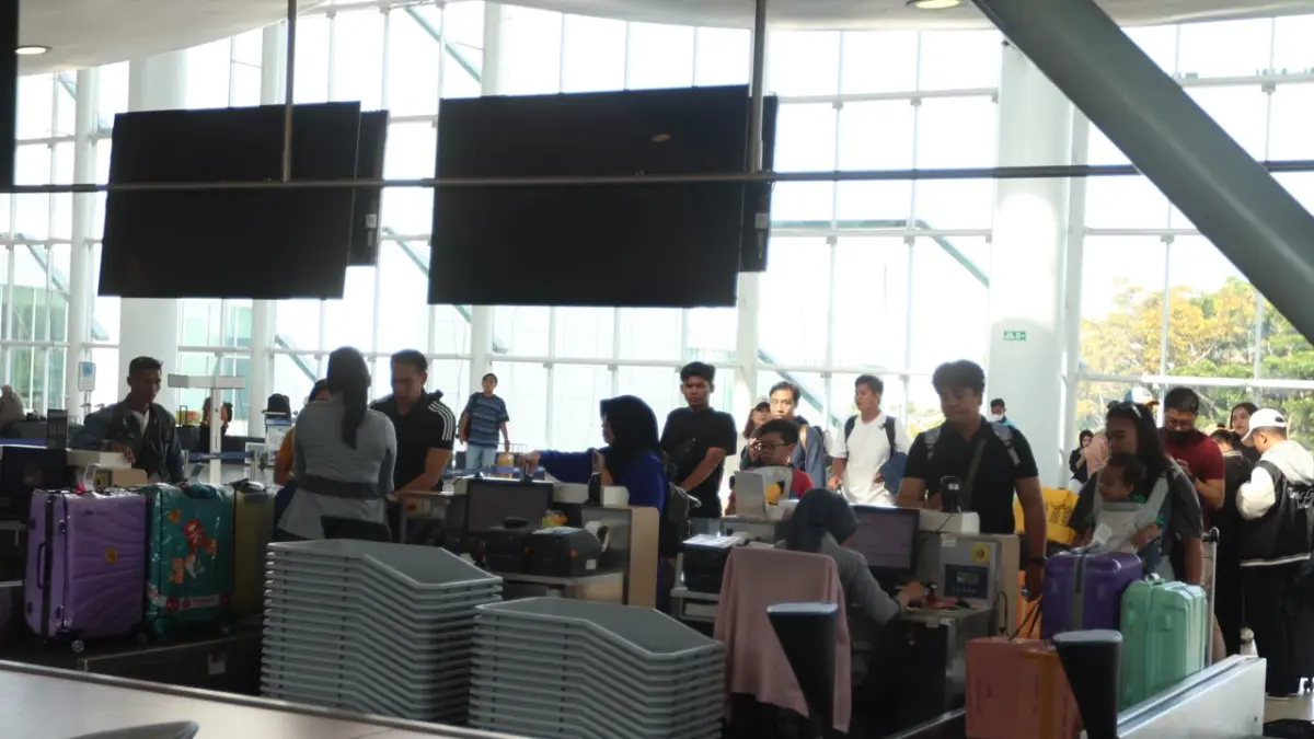 Otoritas bandara memastikan seluruh penumpang yang terdampak pembatalan penerbangan dari Balikpapan ke Jakarta mendapat opsi pengembalian dana 100 persen imbas erupsi Gunung Anak Krakatau, Minggu (6/9/2026).