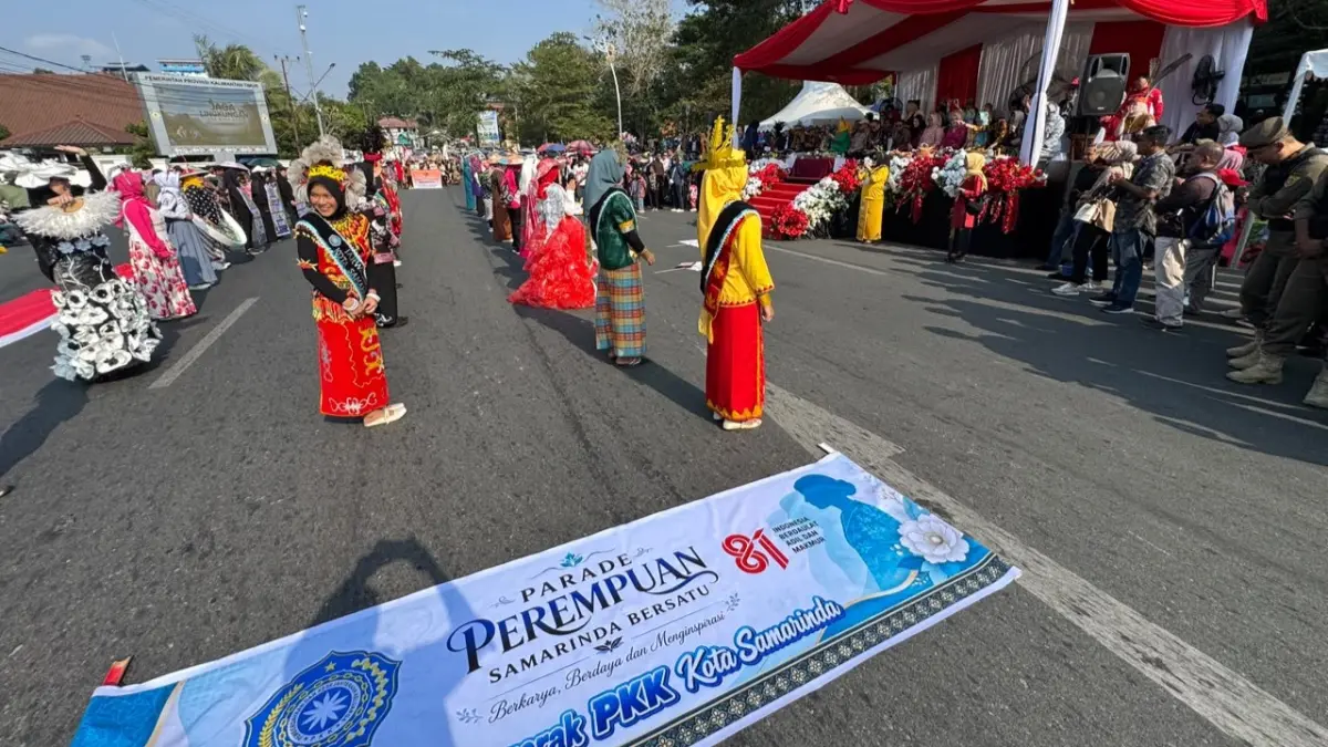 PARADE: Beberapa peserta terlihat berbaris dalam rangkaian Parade Prempuan Samarinda Bersatu, di Taman Samarendah Kecamatan Samarinda Kota, Minggu (6/9).