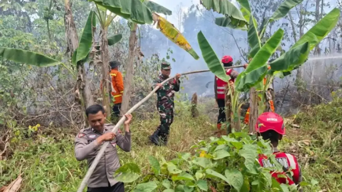 PEMADAMAN: Tim gabungan melakukan upaya pemadaman di kawasan lahan seluas kurang lebih 2 hektare.