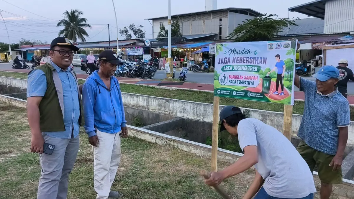 Pemasangan plang himbauan juga menjadir salah satu kegiatan edukasi di kawasan Stadion Batakan. (LUPUS/KP)