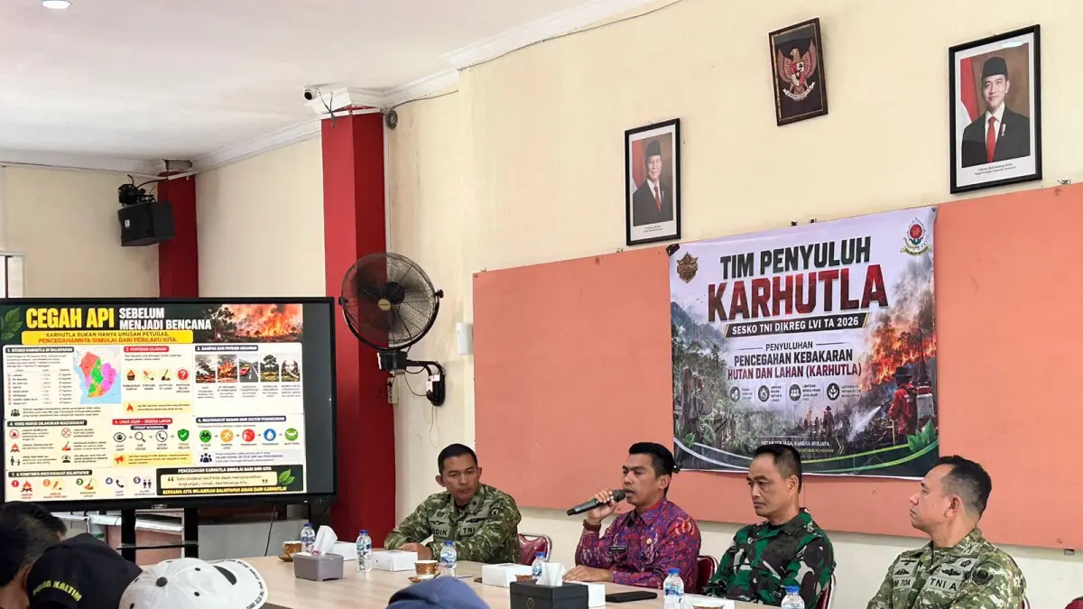 PENYULUHAN CEGAH KARHUTLA: Tim gabungan Mabes TNI dan Perwira Siswa Sesko TNI Dikreg 56 saat memberikan penyuluhan kepada anggota Katana dan masyarakat di Kelurahan Gunung Sari Ulu, Kamis (3/9).&nbsp;