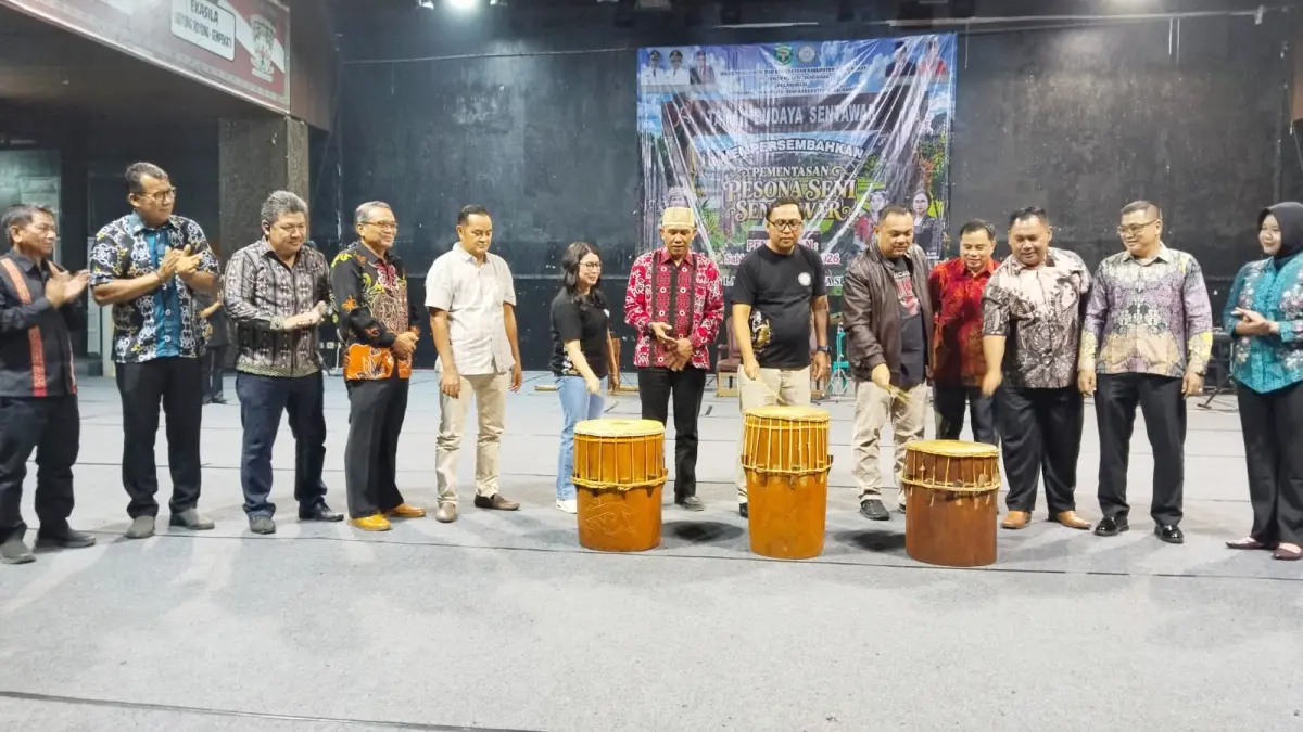 Pertunjukan seni tradisional memeriahkan pembukaan Pesona Seni Sendawar 2026 di Taman Budaya Sendawar.