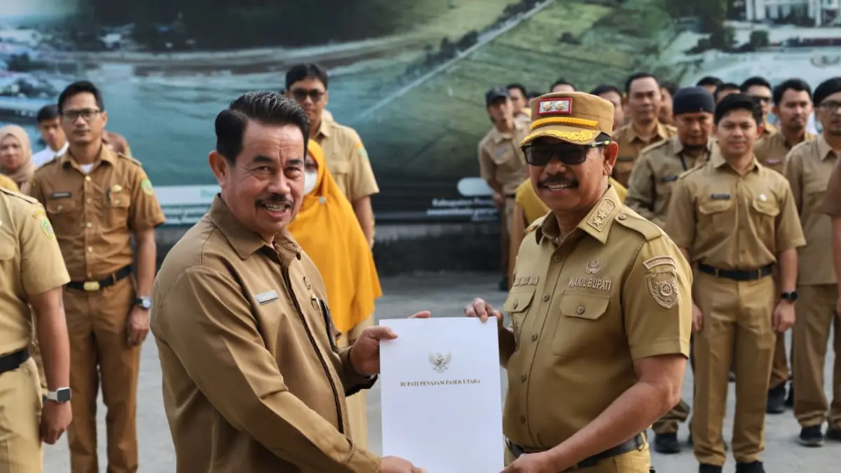 PURNA TUGAS: Wakil Bupati PPU, Abdul Waris Muin (kanan) menyerahkan SK Purna Tugas kepada Alimuddin.(IST)