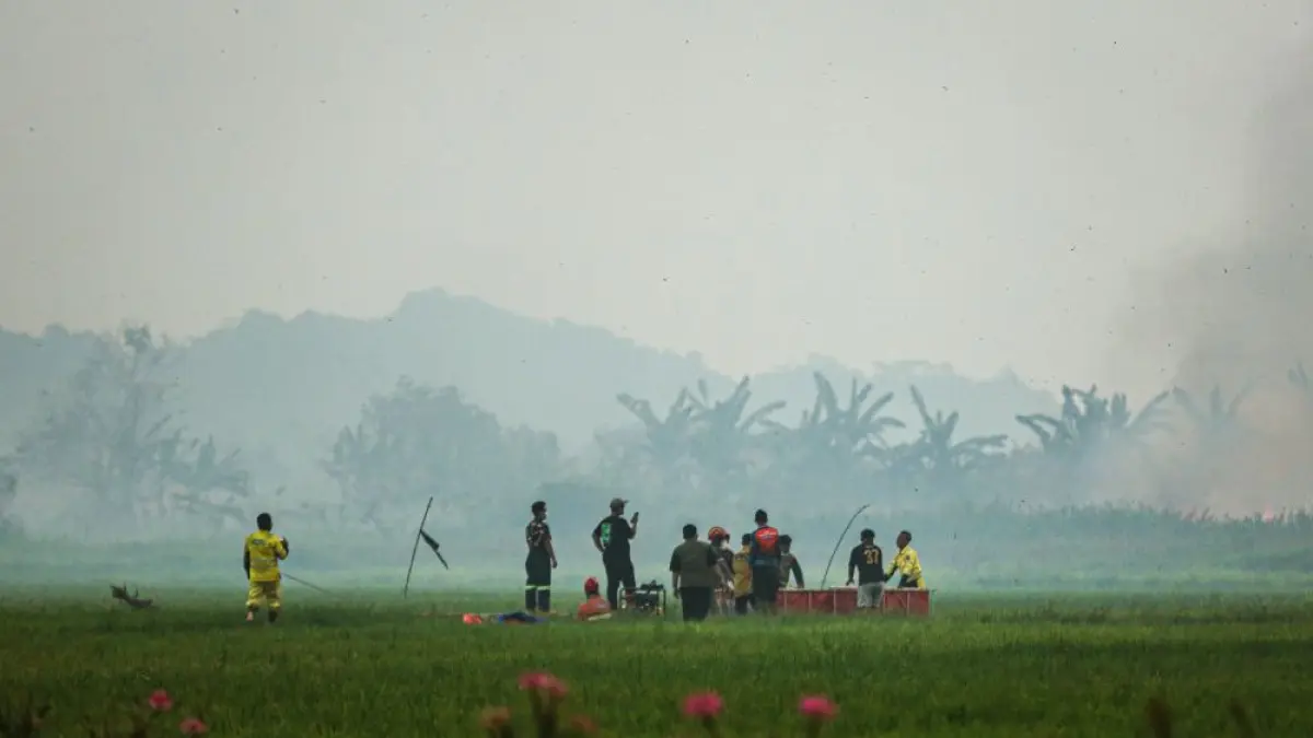 Kebakaran lahan di kawasan Betapus, Lempake, Samarinda, belum padam hingga Minggu (6/9) petang. Petugas pemadam dan relawan berjibaku membendung api agar tak meluas. Asap kebakaran pun melebar hingga kawasan perkotaan Samarinda. Di Kaltim, 494,14 hektare lahan kini menjadi objek penanganan perkara, dengan 13 tersangka telah ditetapkan Polda Kaltim. Penyidik juga menelusuri penyebab kebakaran di kawasan usaha. (FOTO: RAMA SIHOTANG/KALTIM POST)
