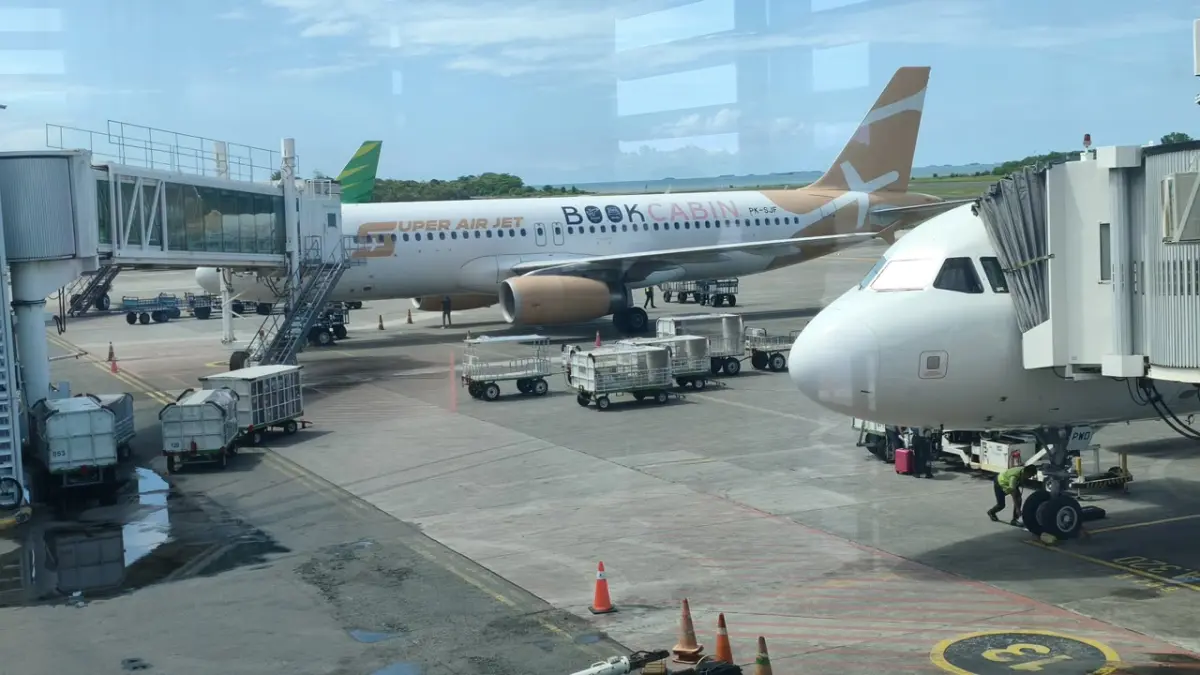 Seluruh penerbangan menuju Jakarta dari Bandara SAMS Sepinggan ditunda sementara demi keselamatan penerbangan dari ancaman abu vulkanik erupsi Anak Krakatau, Minggu (6/9/2026).

&nbsp;