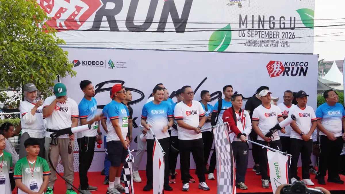 SEMARAK: Wakil Gubernur Kaltim Seno Aji saat melepas peserta Kideco Run 2026 di halaman kantor Bupati Paser, Minggu (6/9/2026). IST/KP