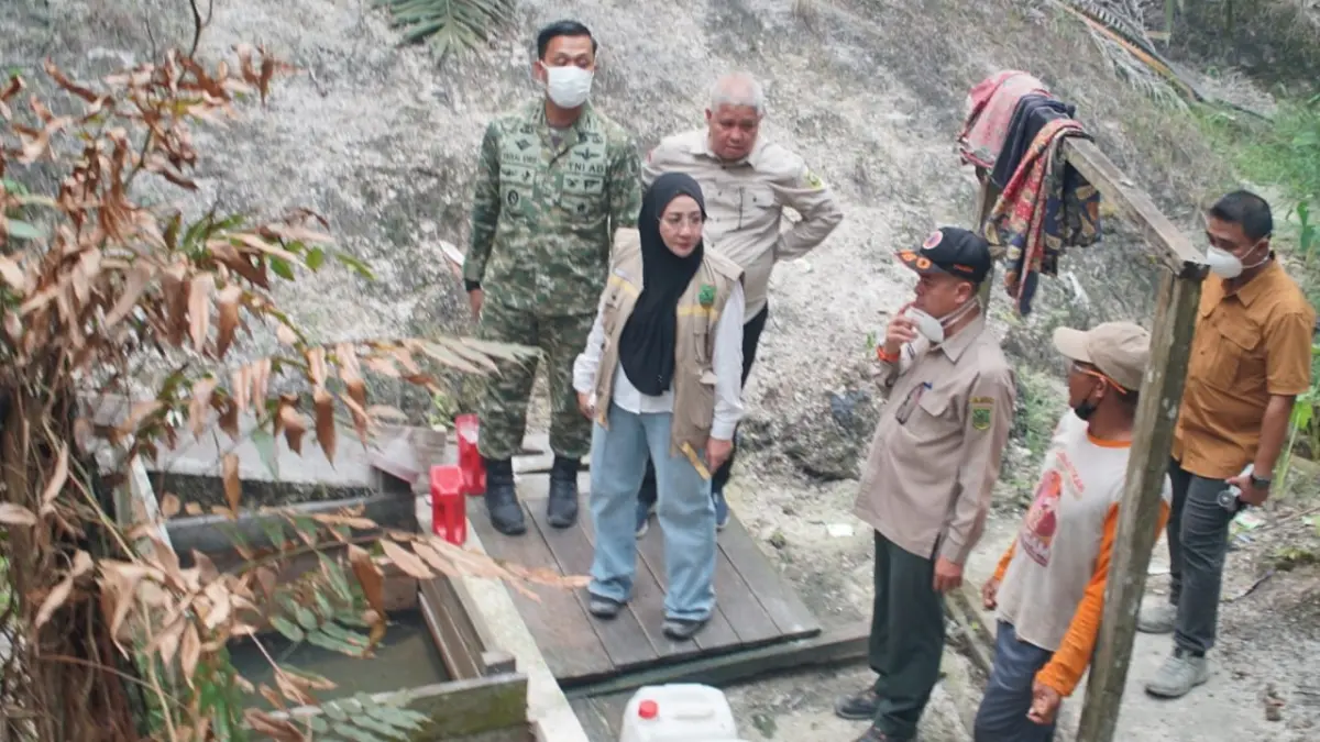 SIAPKAN SUMUR AIR: Bupati Berau Sri Juniarsih Mas juga ikut mencari lokasi yang memungkinkan untuk pembangunan sumur bor di sekitar kawasan terdampak karhutla.