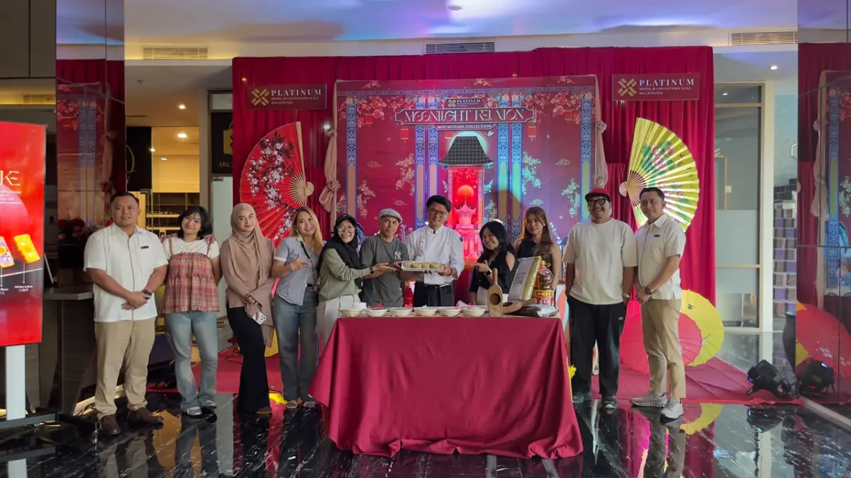 SUASANA BERBEDA: Shifu Raymond Goh bersama GM Platinum Hotel, Joko Budi Jaya meluncurkan Moonlight Reunion di hadapan para media dan Influencer, Sabtu (5/9). MARIA/KP