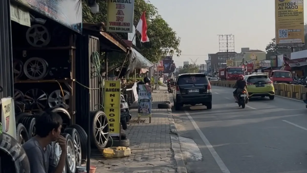 USAHA KEMBALI BERNAFAS : Aktivitas sejumlah pelaku usaha di kawasan Jalan MT Haryono, Balikpapan, mulai kembali bergerak setelah akses menuju tempat usaha lebih terbuka di tengah penataan antrean BBM Pertalite.