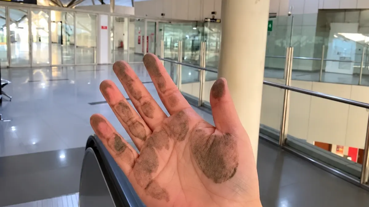 Abu vulkanik Gunung Anak Krakatau terlihat menempel pada tangan penumpang di area terminal bandara. Kondisi ini terjadi di tengah sebaran abu vulkanik yang berdampak ke sejumlah wilayah. (FOTO: IST)