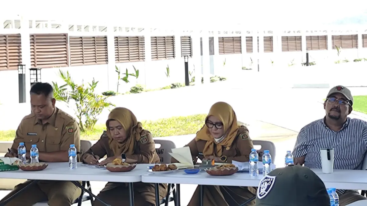 AKOMODIR: Nurrahmani (kedua kiri) ketika memimpin dialog bersama pedagang pasar Pagi, Senin (7/9).