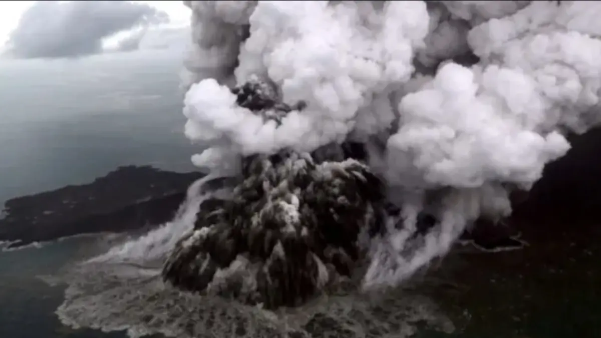 Aktivitas erupsi Gunung Anak Krakatau di Selat Sunda terpantau masih berlangsung. BMKG memastikan hingga kini belum terdeteksi anomali muka air laut yang mengindikasikan tsunami. (FOTO: IST)