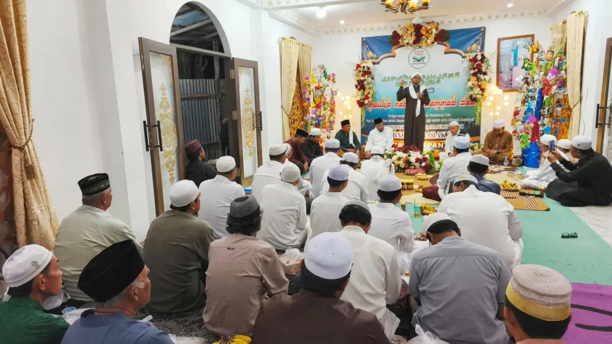 Alhabib Faiz bin Segaf bin Syahab dari Jakarta mengisi tausiah Maulid Nabi Muhammad saw mengajak jamaah menumbuhkan kepercayaan dan pengamalan ajaran Nabi Muhammad dalam menghadapi berbagai tantangan hidup. (LUPUS/KP)