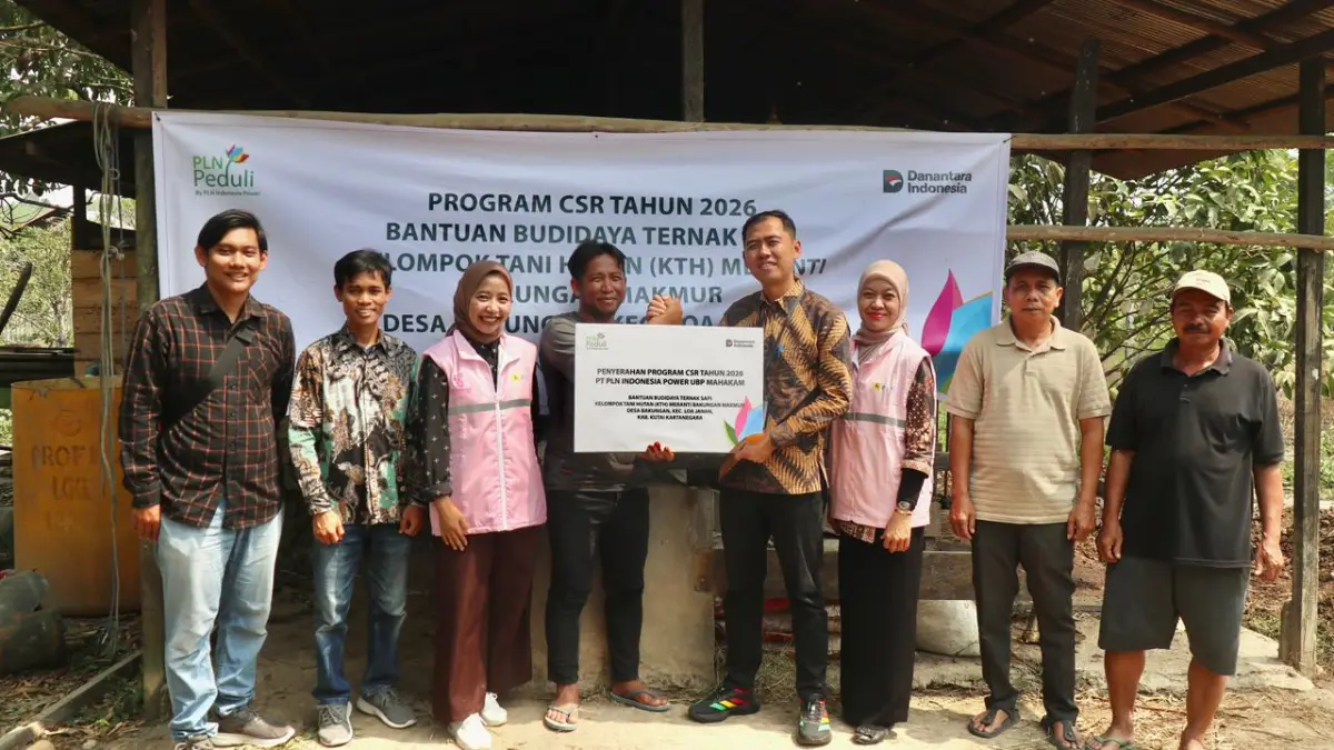 BANTUAN: Quraisy (pakai batik) menyerahkan bantuan tiga sapi kepada kelompok tani harapan Desa Bakungan, Kecamatan Loa Janan, Kabupaten Kutai Kartanegara.
