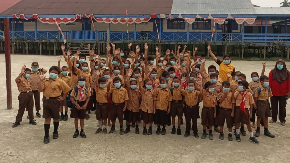 BELAJAR DARI RUMAH: Para siswa tampak mengenakan masker di tengah kondisi udara yang terdampak kabut asap, Sabtu (29/8) lalu. 