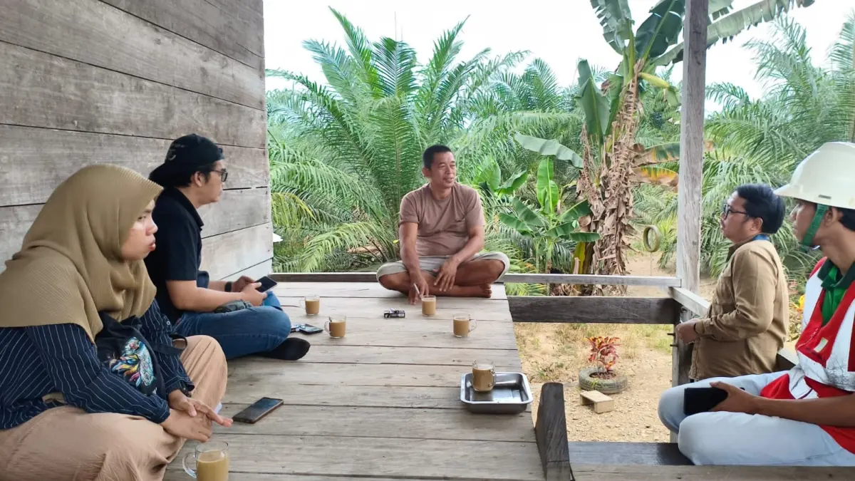 CUAN: Salah satu petani mitra PT YWA di Desa Merapun, Herman (tengah) mengaku senang bisa menjadi bagian plasma perusahaan. Setelah bermitra, produksi kebunnya jadi lebih stabil dan mendapatkan omzet hingga Rp 70 juta per bulan. NUGROHO PANDU CAHYO/KP