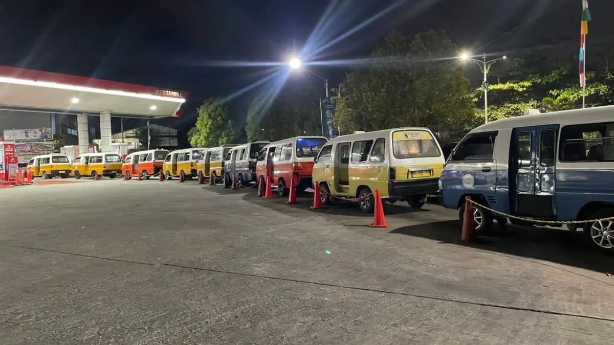 Deretan angkot mengantre pertalite di SPBU Karang Anyar, Balikpapan. (FOTO TAUFIK/KP)