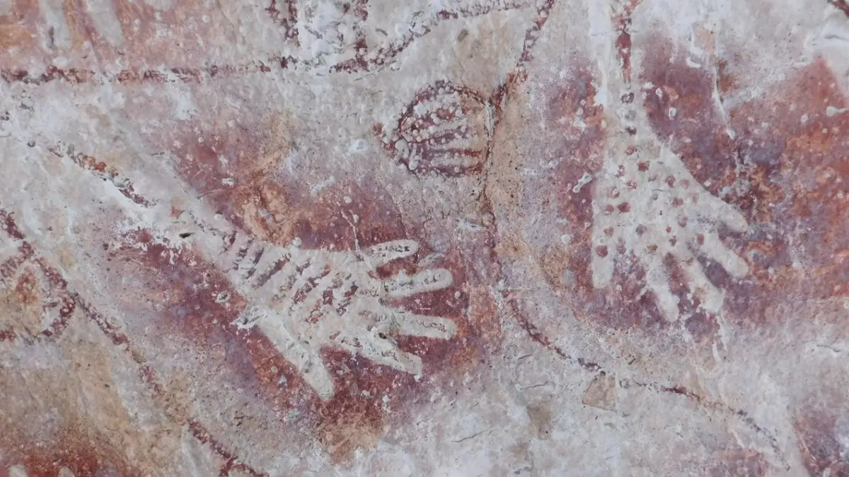 GUA: Gambar tangan-tangan purba di Karst Sangkulirang-Mangkalihat. (dokumen YKAN)