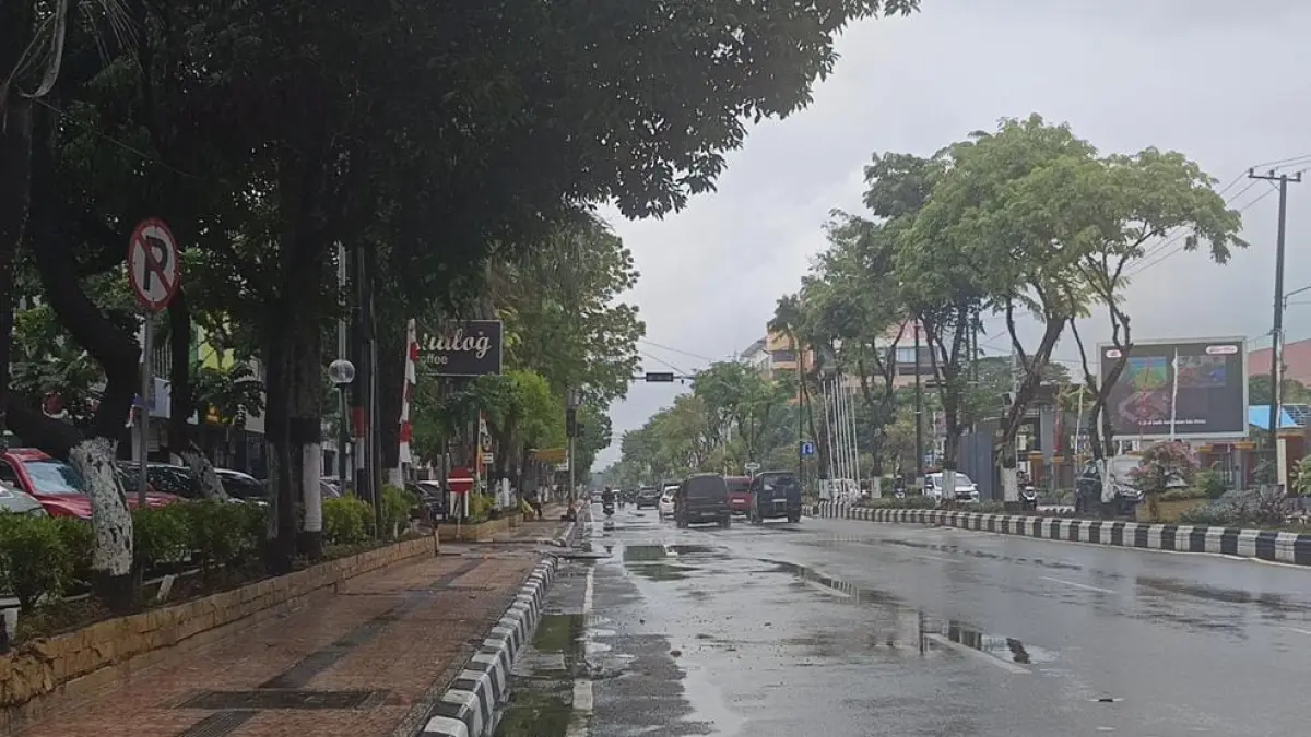 HUJAN: Suasana Kota Balikpapan saat diguyur hujan pada Senin (7/9/2026). (DINA ANGELINA/KP)