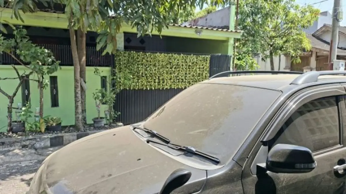 Ilustrasi. Mobil terkena abu vulkanik akibat erupsi gunung. Abu yang masuk ke bagian kendaraan dapat mengganggu filter udara hingga mesin mobil. (ANTARA)
