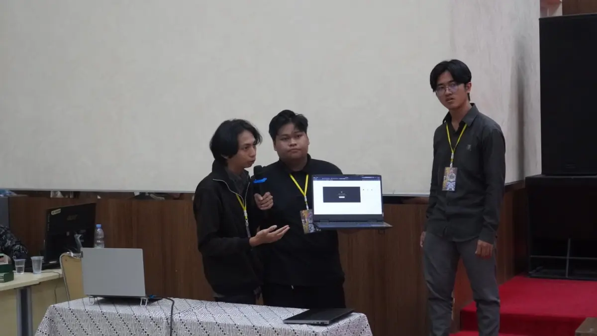 INOVATIF: Ketiga mahasiswa FIKOM Universitas Mulia berkolaborasi mengembangkan solusi teknologi dalam kompetisi Hackathon Infinite DevFest.