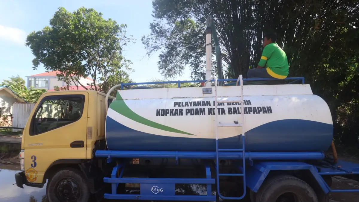 MITIGASI KRISIS AIR: Petugas Perumda Tirta Manuntung Balikpapan (PTMB) menyiagakan armada truk tangki guna menyalurkan air bersih kepada pelanggan terdampak pangkasan jam layanan di Balikpapan.