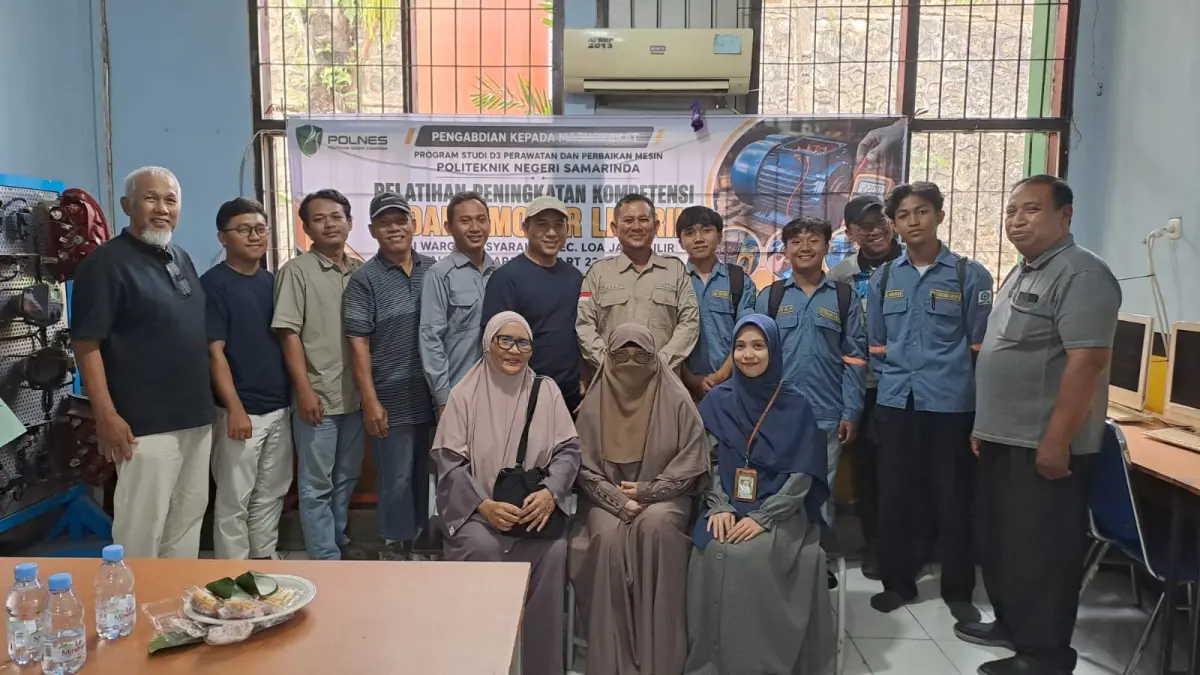 PELATIHAN: Ir Anni Fatmawati (duduk, kiri) foto bersama peserta pelatihan pengabdian kepada masyarakat, Sabtu (5/9).