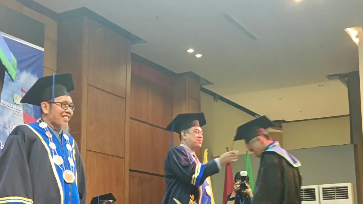 PROSESI: Direktur Politani Samarinda Hamka memindahkan tali kuncir wisudawan pada prosesi wisuda ke-36 Politani Samarinda di Ballroom Hotel Bumi Senyiur, Sabtu (5/9). (AKBAR/KP)