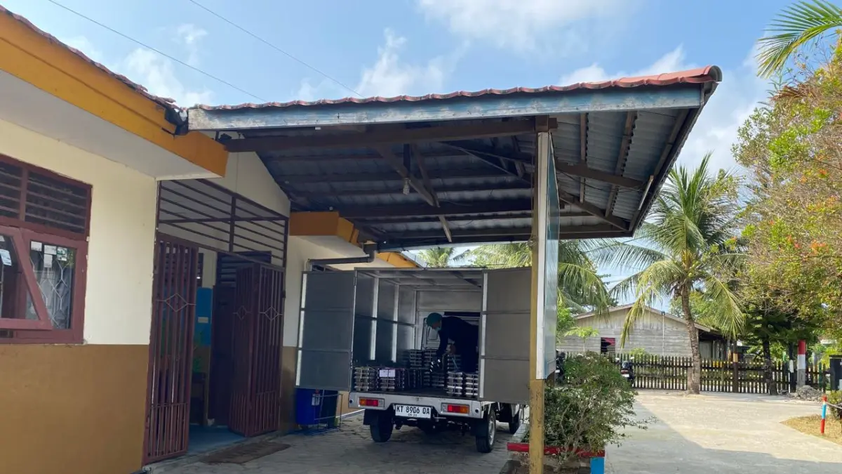 SALURKAN: Program MBG di SD Bethlehem kembali diberikan setelah sempat terhenti akibat kondisi air di dapur Gunung Elai 2 kurang. ADIEL KUNDHARA/KP
