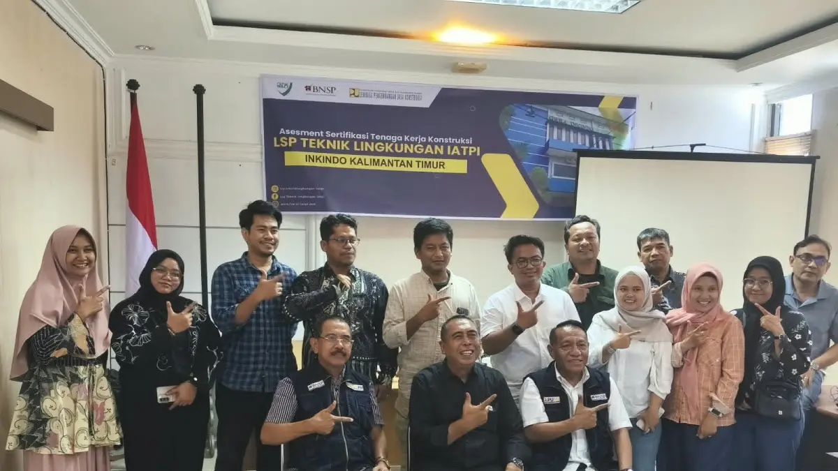SERTIFIKASI : Ir Fernando Kali Mau, ST MT, (duduk, kanan) dan Edy Wahyudi (duduk, tengah) foto bersama peserta bidang keahlian tata lingkungan usai mengikuti asesmen sertifikasi.
