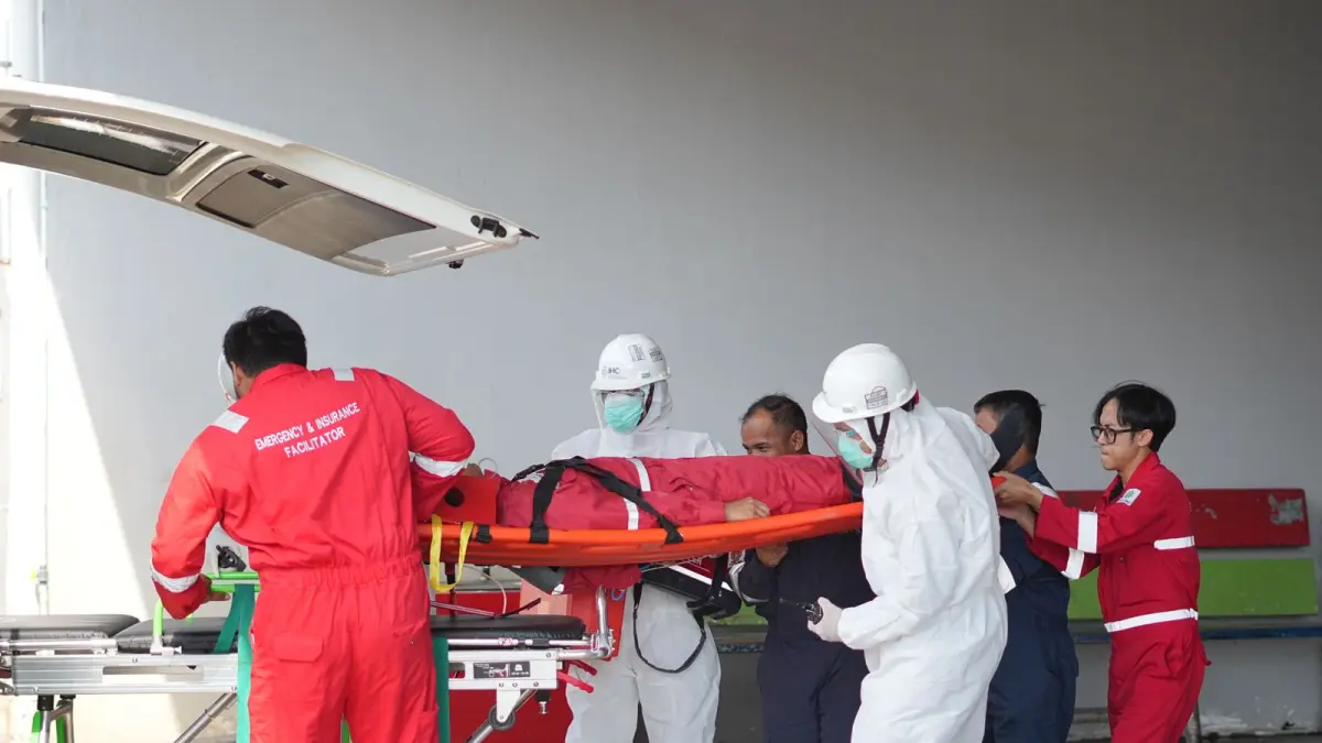 SIMULASI: Emergency drill dilaksanakan dengan skenario seorang pekerja yang mengalami kondisi suspek MERS-CoV, namun tetap bekerja meskipun mengalami keluhan lemas dan tidak melakukan isolasi mandiri.