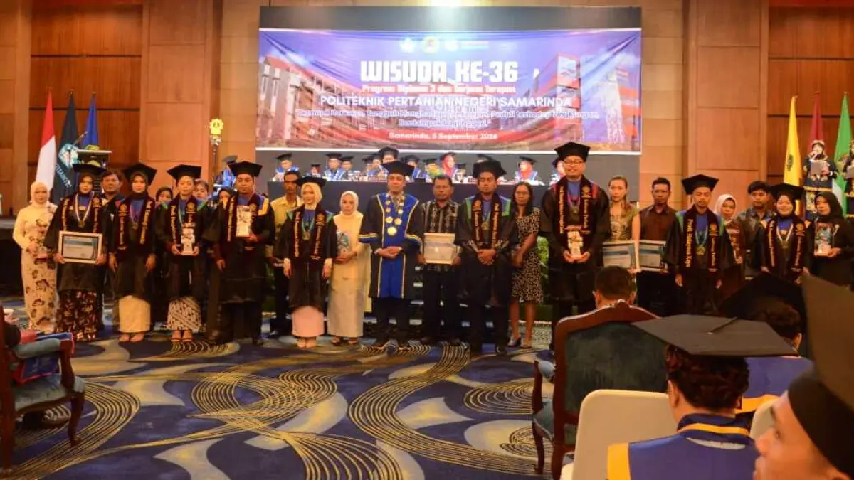 TERBAIK: Direktur Politani Samarinda, Hamka (tengah) pose bersama sembilan wisudwan terbaik dan para orang tua, Sabtu (5/9).
