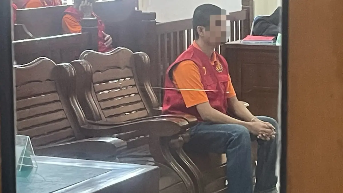 Terdakwa A (26) menjalani persidangan secara tertutup di Ruang Kartika PN Balikpapan, Senin (7/9). (FOTO TAUFIK/KP)
