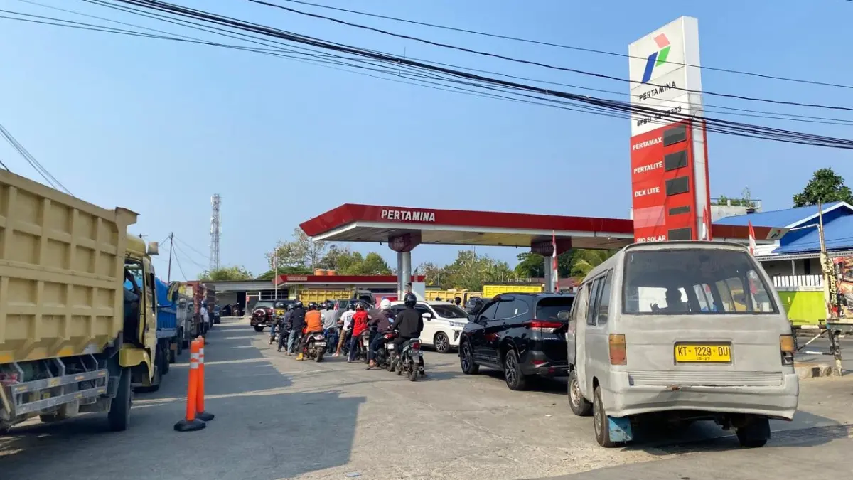 TIDAK PADAT: Pantauan Kaltim Post terhadap kondisi antrean kendaraan pengisi bahan bakar pertalite di SPBU Tanjung Laut. ADIEL KUNDHARA/KP