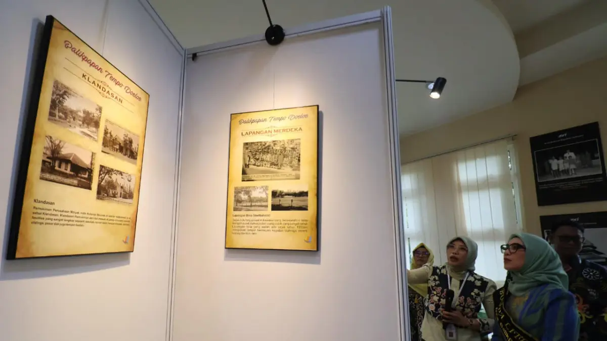 SEJARAH KOTA: Kepala Disputakar Balikpapan Neny Dwi Winahyu menjelaskan koleksi arsip sejarah kota di Balikpapan. Disputakar berencana merotasi materi pameran secara rutin dan menelusuri arsip bersejarah Balikpapan hingga ke Belanda. (FOTO: ANGGI PRADITHA/KP)