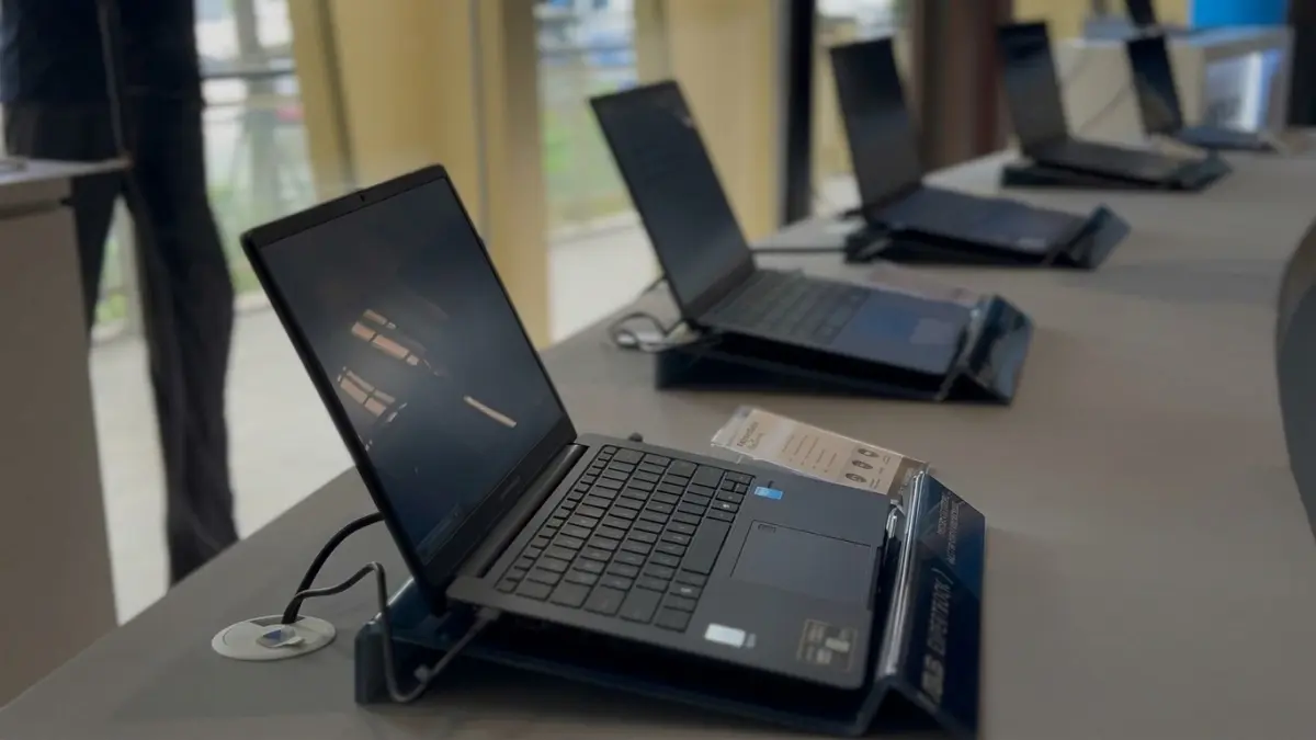 ASUS ExpertBook Ultra mengusung NPU 50 TOPS dan layar Tandem OLED untuk kebutuhan bisnis modern. (Foto: istimewa)