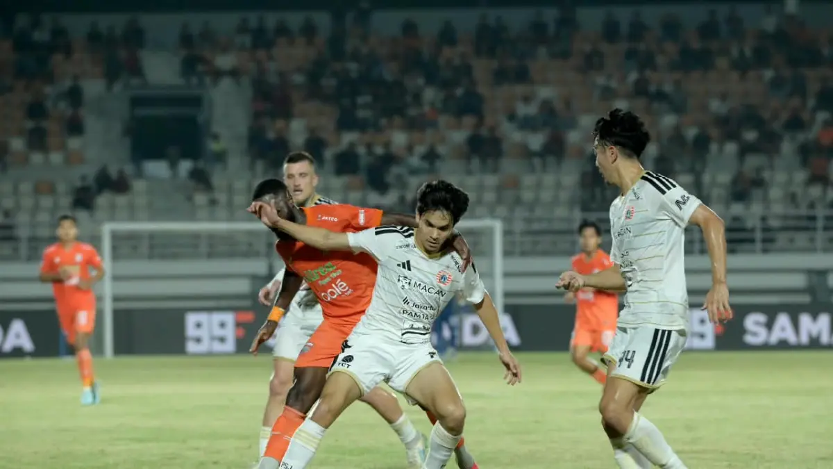 BANYAK CATATAN: Pemain Persija Jakarta Vitor Dethan (putih) melindungi bola dari kejaran pemain Borneo FC. (DONI ADITYA/KP)