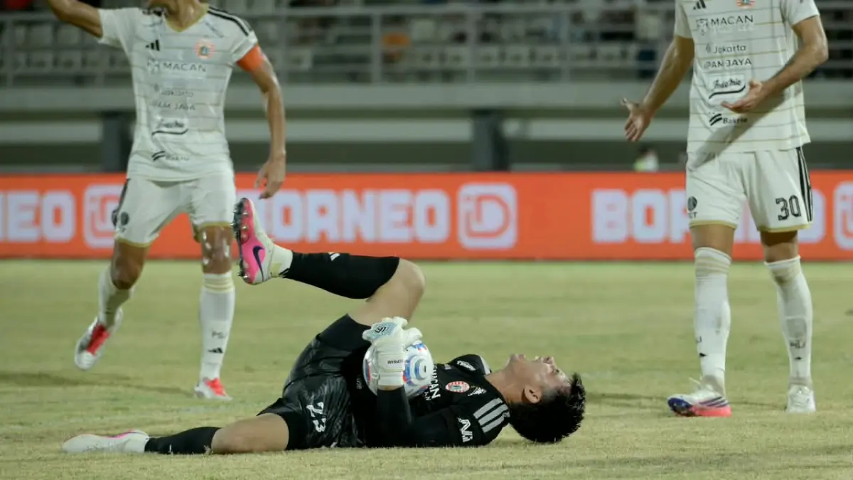 BERJIBAKU: Nadeo Argawinata jatuh bangun menjaga gawang Persija aman selama 90 menit. (DONI ADITYA/KP)