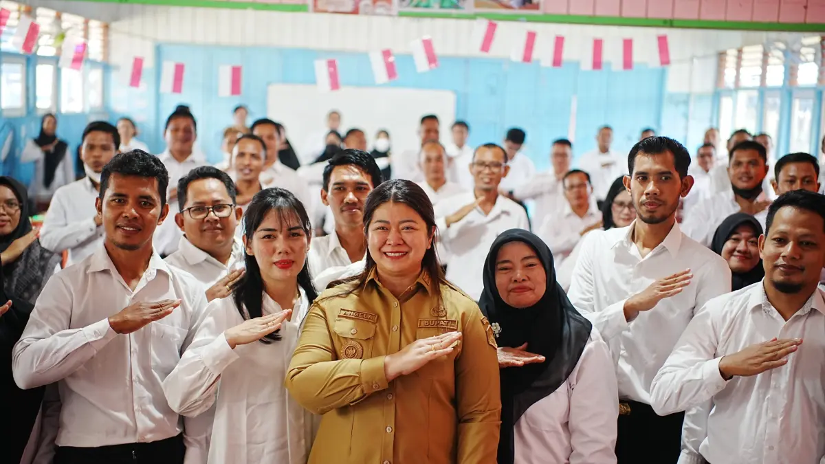 Bupati Mahulu Angela Idang Belawan bersama peserta BCKS abadikan momen bersama di SMP 1 Long Bagun, 8 September 2026. (JODY KRISTIANTO/KP)

&nbsp;

&nbsp;