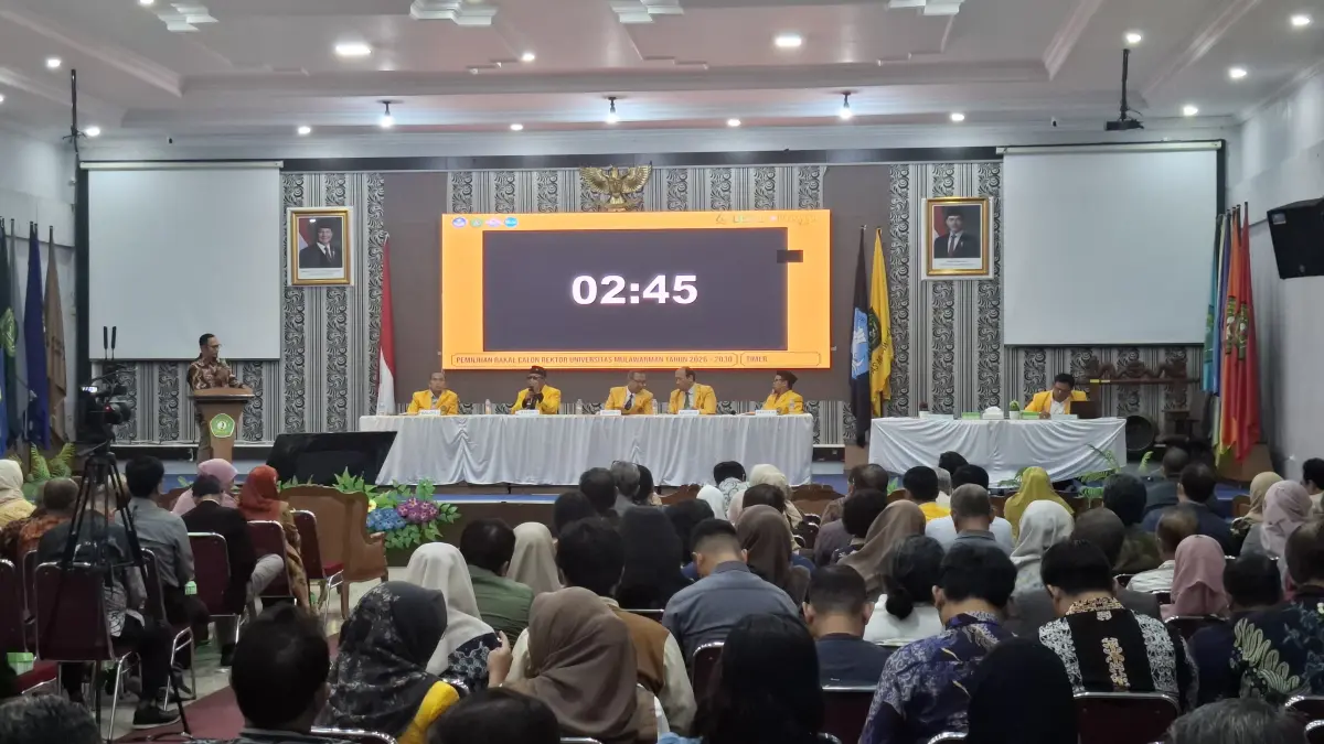 Calon Rektor Universitas Mulawarman menyampaikan paparan visi, misi, dan program kerja utama dalam Rapat Senat Terbuka di Gedung Rektorat Unmul, Samarinda, Selasa (8/9/2026). (EKO/KALTIM POST)