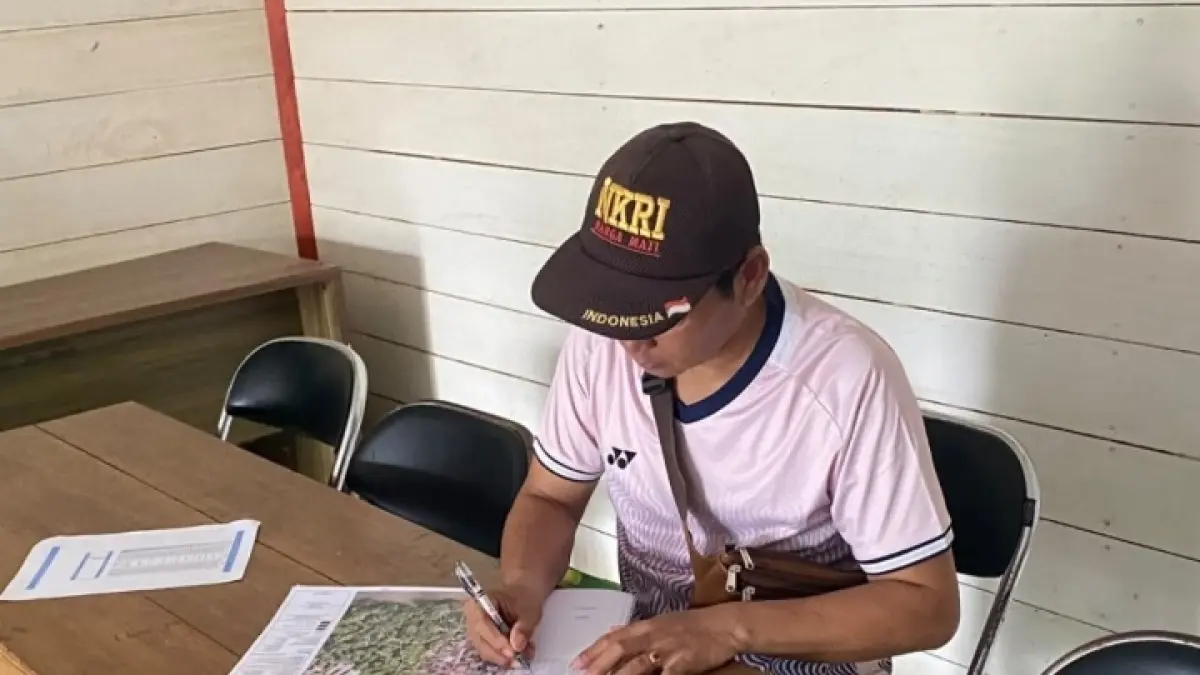 DIDUKUNG: Penandatanganan gambar bidang tanah pada program PTSL. IST/KP