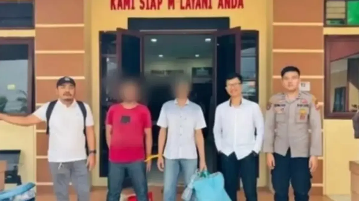 DILIMPAHKAN: Penyidik mengawal dua tersangka narkoba yang hendak dilimpahkan ke Kejaksaan Negeri Balikpapan.